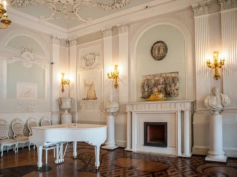 Прекрасная Гатчина! (с посещением Большого Гатчинского дворца, экскурсией по Дворцовой ферме и мастер-классом по приготовлению сыра шевр на Императорской сыроварне)